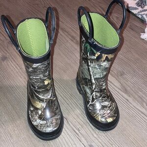 Magellan Outdoors Green and Black Boots with Handles